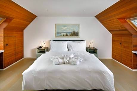 Three-Bedroom Apartment with Balcony