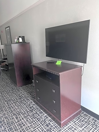 Executive King Room with Roll In Shower - Mobility Accessible/Non-Smoking
