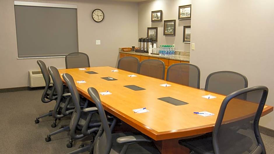 Holiday Inn Express & Suites Cheney By IHG