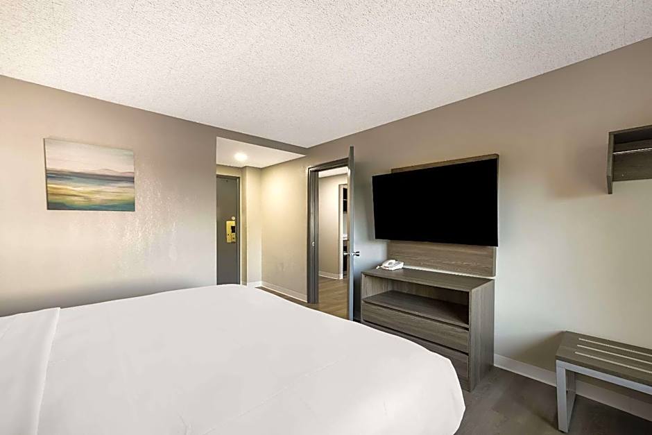 Suburban Studios Milwaukee Airport