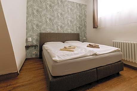 Doppelzimmer-Eigenes Badezimmer-Blick auf den Hof