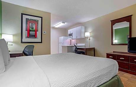 1 Queen Bed , Mobility Accessible Tub Non Smoking Kitchen