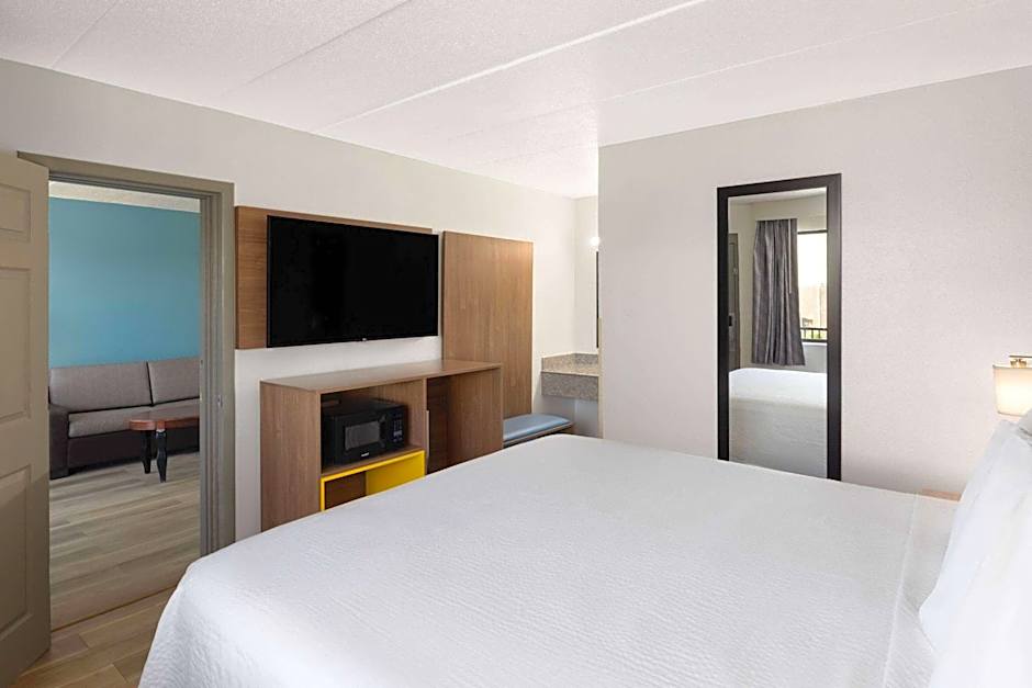 Day's Inn & Suites by Wyndham Indianapolis Airport East