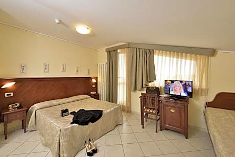 Family Room (2 Adults + 2 Children)