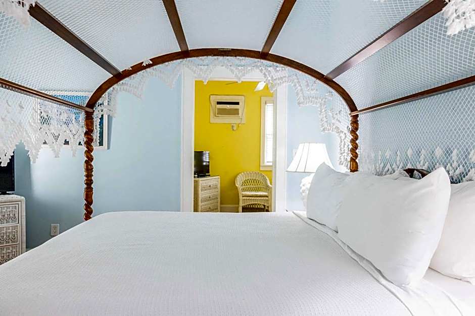 Deluxe King with Balcony - at James House with Parking!