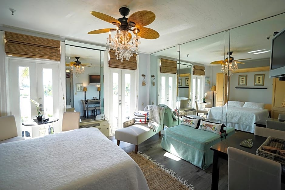 Palm Beach Historic Hotel with Juliette Balconies! 2 blocks from beach!