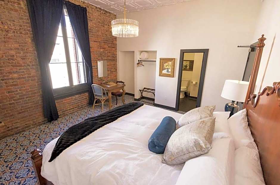 Speakeasy 2 Room Suite (Rm 4)