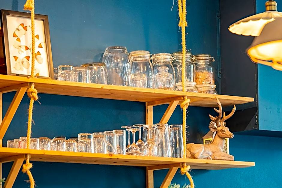 Meow Cat Cafe & Hotel