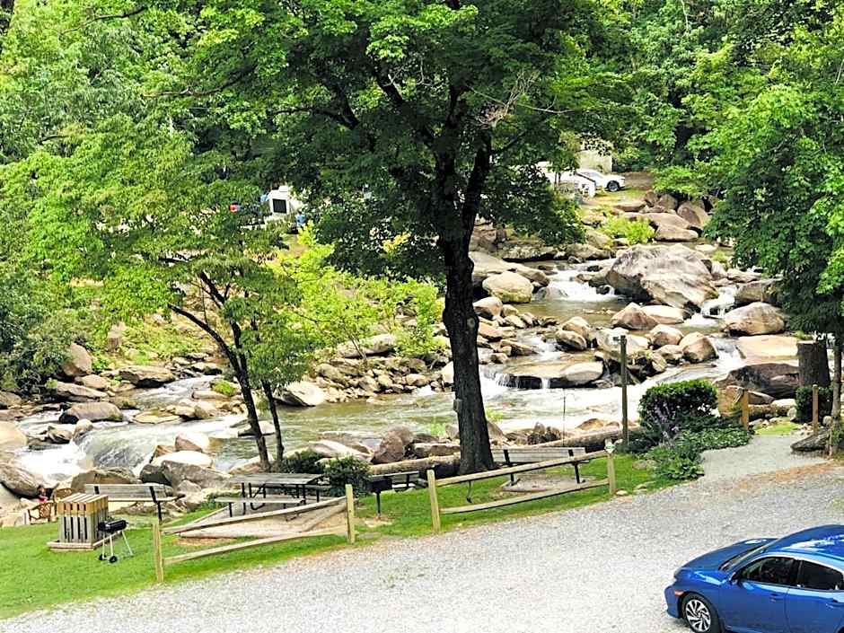 The Evening Shade River Lodge and Cabins