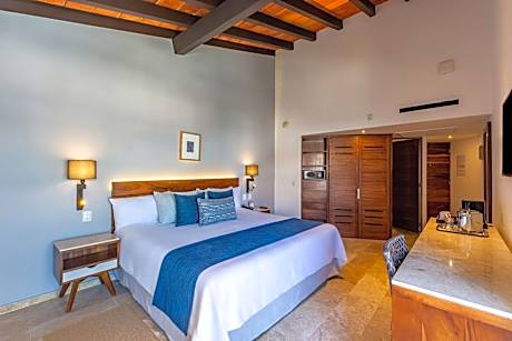 Deluxe King Room with Ocean View