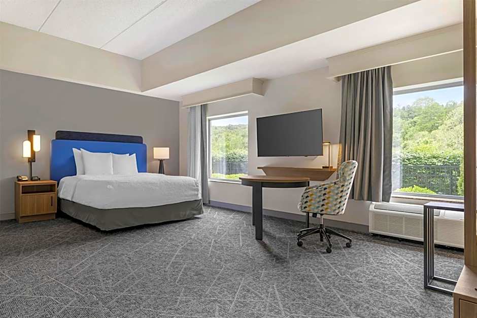 Hampton Inn & Suites Pittsburgh-Meadow Lands