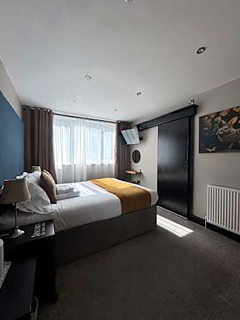 Standard-Double room-Ensuite with Shower-Street View