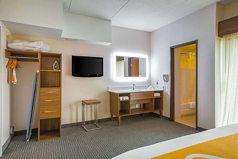 Quality Suites Lansing West