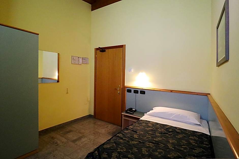 Photo 1 of 5 of Single Room