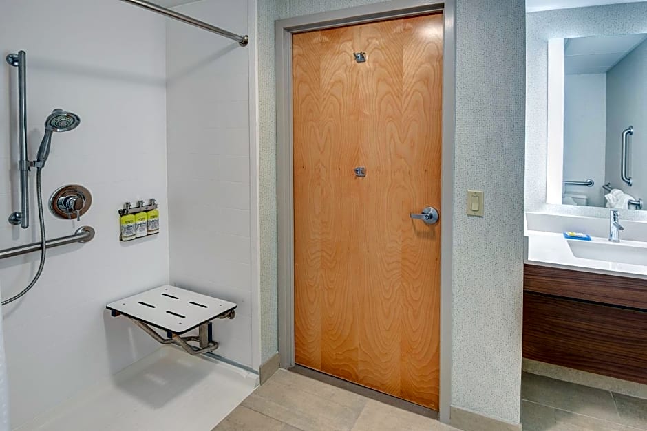 Holiday Inn Express & Suites West Long Branch - Eatontown, an IHG Hotel