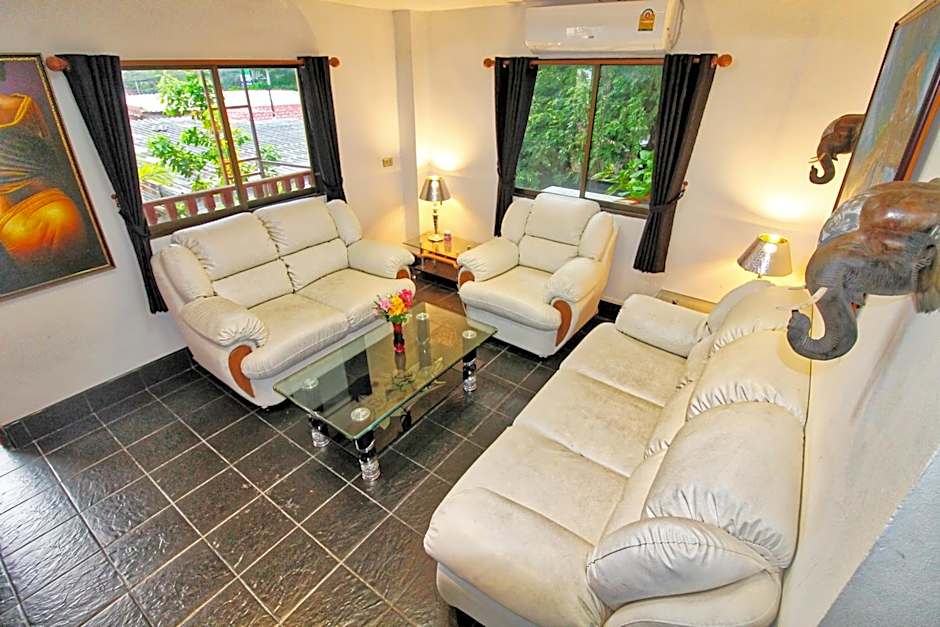 Phratamnak Inn - 100 meter from Beach