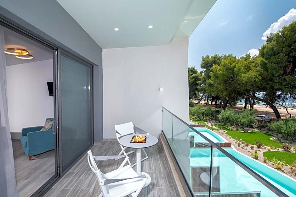 Lagomandra Luxury Suites with Private Pools
