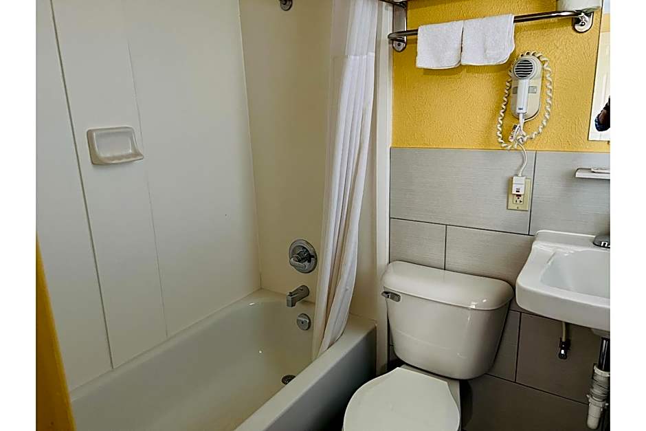 Budget Inn By OYO Toledo Perrysburg I-280