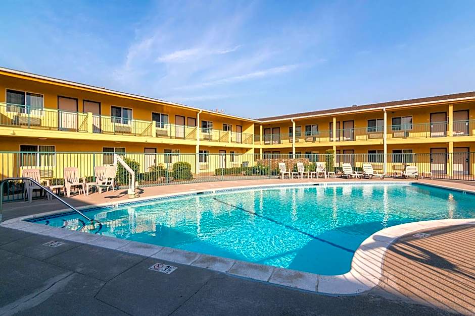 Quality Inn & Suites near Downtown Bakersfield