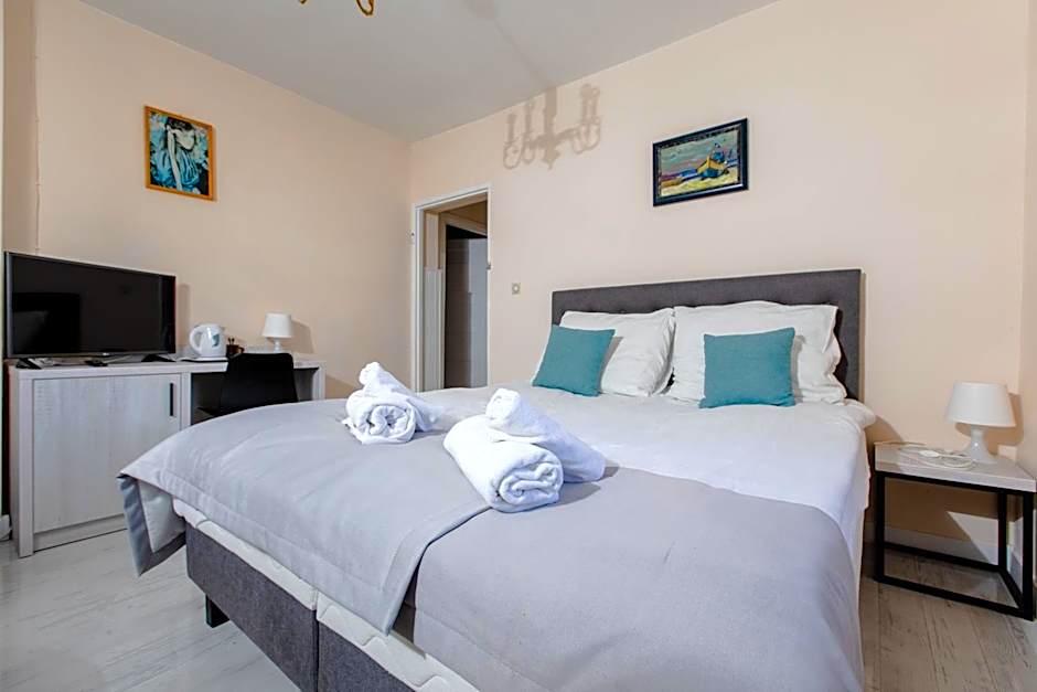 OŚRODEK KOLONIJNO WCZASOWY MEWA - przy plaży z basenem z podgrzewaną wodą i mini SPA