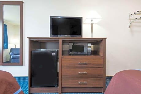 Queen Room - Wheelchair Accessible - Non-Smoking