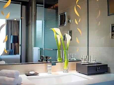 Luxury King Room with City View
