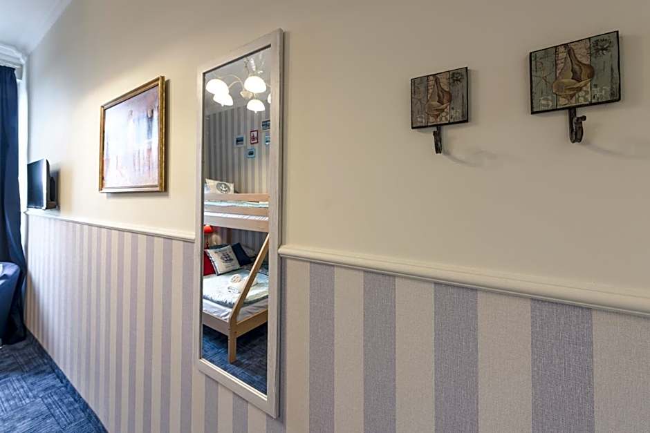 Hostel Night o'clock