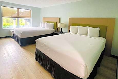 Queen Room with Two Queen Beds and Bath Tub - Mobility Accessible/Non-Smoking