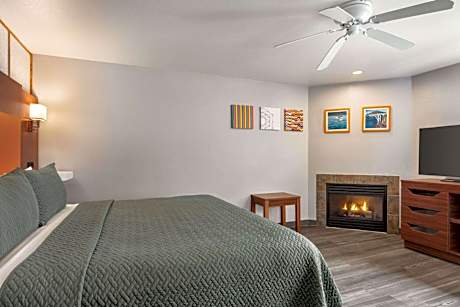 Premium King Room with Parking View - No-Pets - Non-Smoking