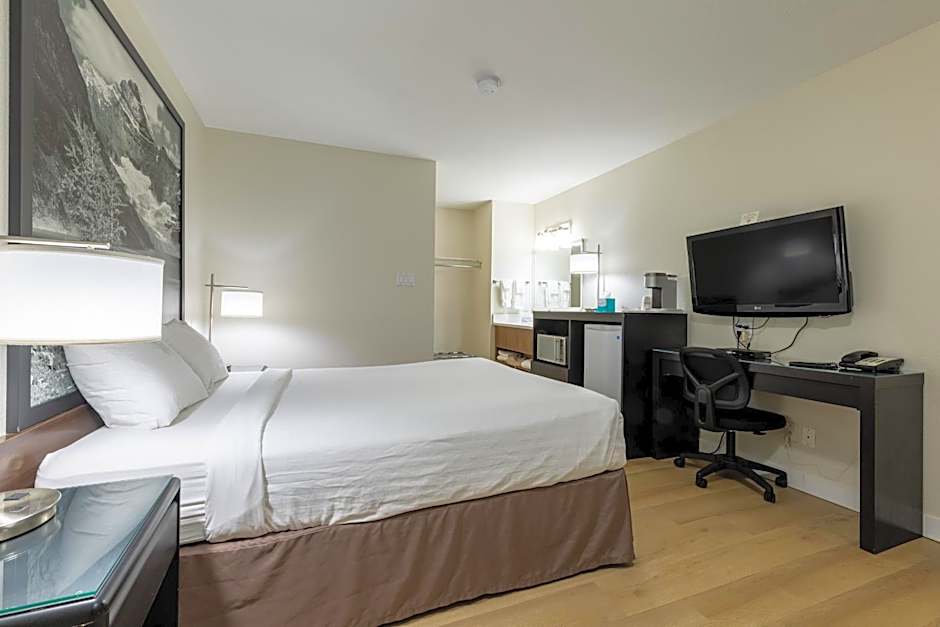 Super 8 by Wyndham Golden