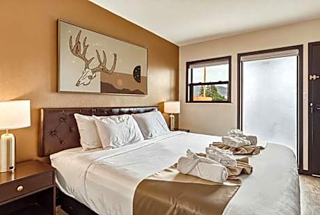 LUXX Taos Motor Lodge