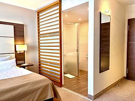 Deluxe Double Room with Shower