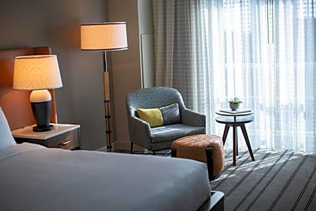 King Room with Roll-in Shower - Mobility Accessible