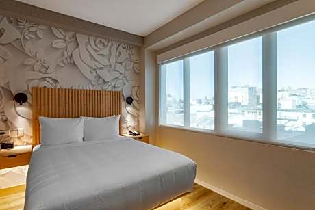 Queen Room with mobility Accessible Tub