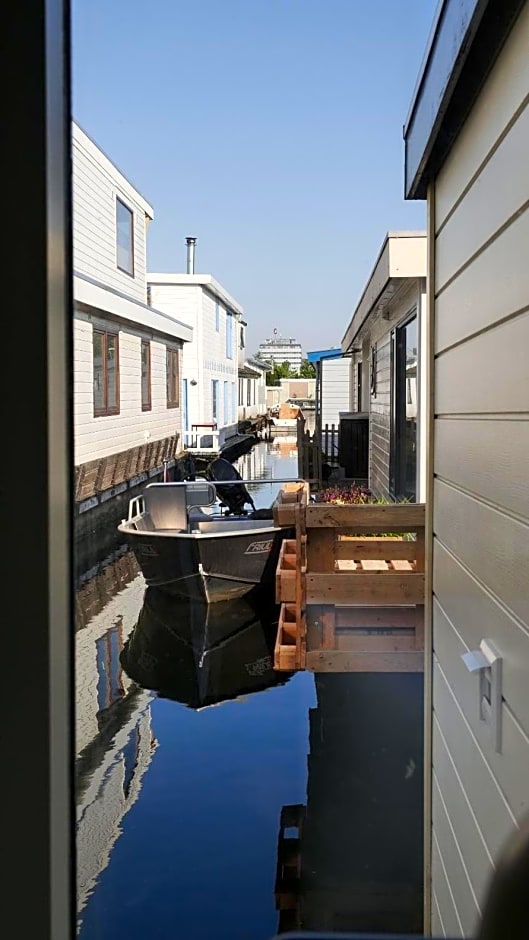 Houseboat apartment with water terrace, free parking, free bikes & fast wifi