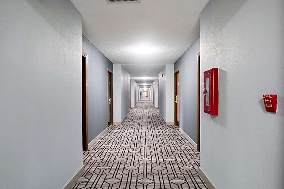 Baymont by Wyndham Flint Airport North