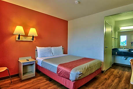 1 Queen Bed | Mini Fridge