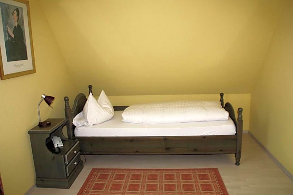 Photo 1 of 4 of Single Room