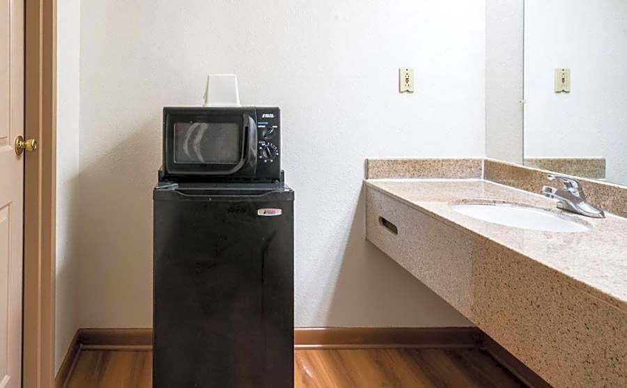 Studios and Suites 4 Less Emporia