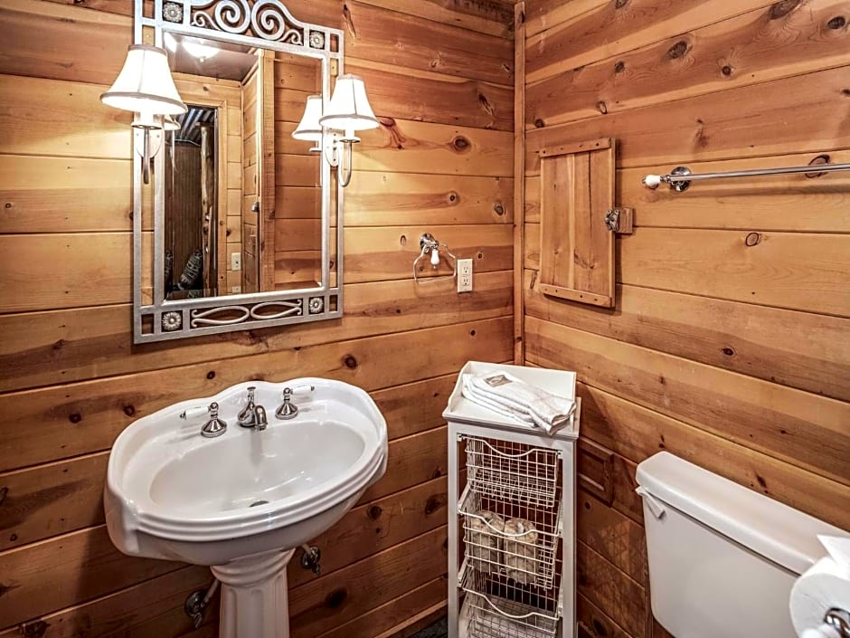 Three Bears, 7 Bedrooms, Deck, Fireplace, Midtown, Grill, Sleeps 22