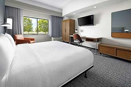 King Room with Transfer Shower - Mobility Access/Hearing Accessible
