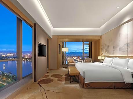One-Bedroom Suite with River View - Lounge Access