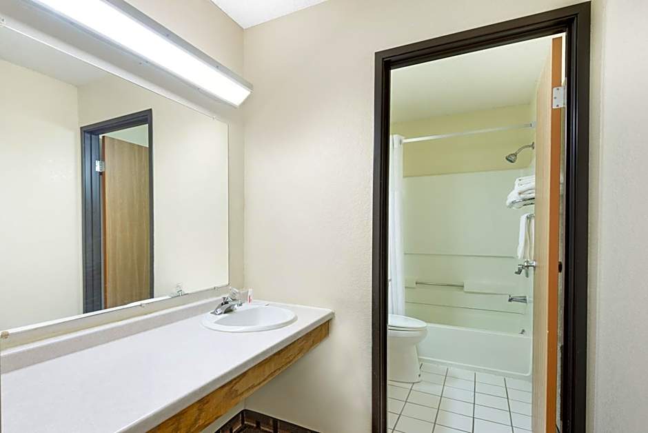 Super 8 by Wyndham Kent/Akron Area