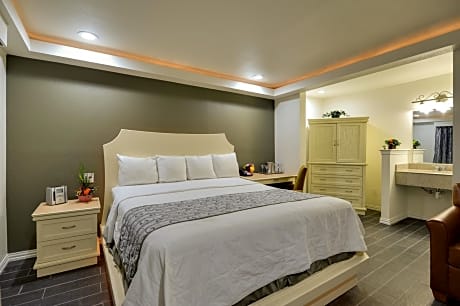 Deluxe King Suite