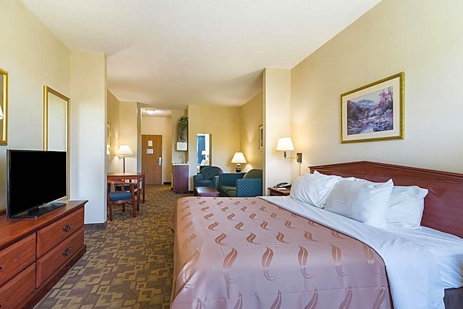 Photo 1 of 4 of 1 King Bed, Nonsmoking