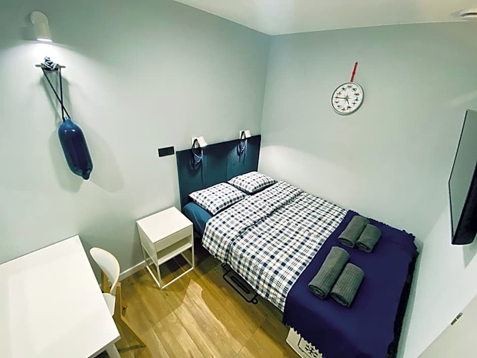Thruster - Rooms, Kitchen, Chill-Out Zone-Netflix, Lobby-Netflix
