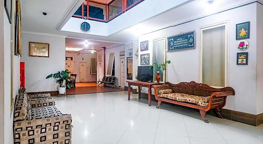 RedDoorz near Batik Tulis Celaket 2