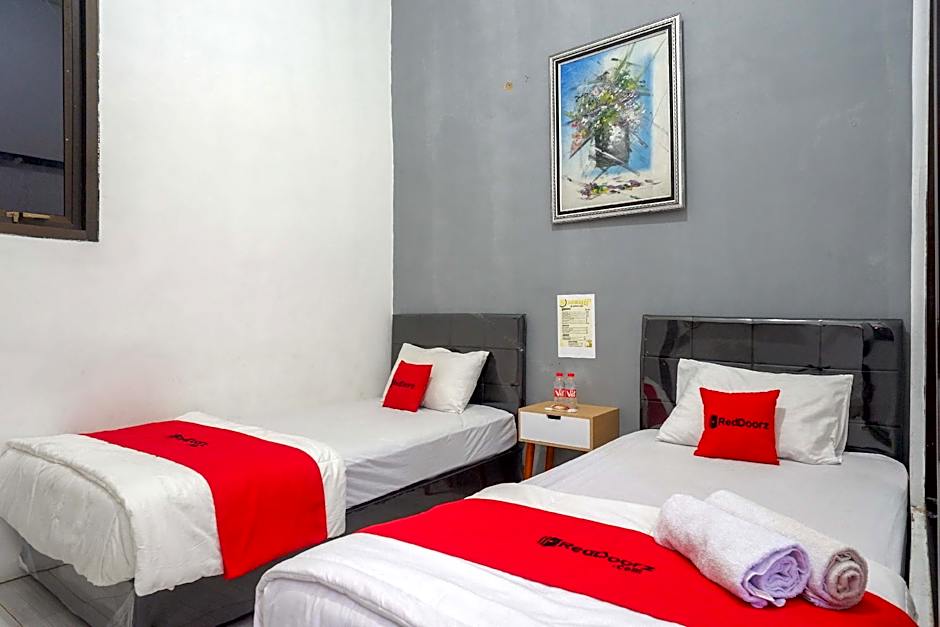 RedDoorz Syariah near Alun Alun Kajen