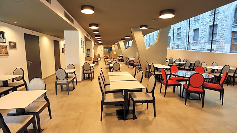 "The Freddie Mercury" Hotel