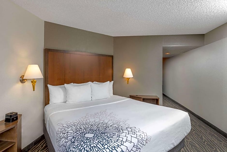 La Quinta Inn & Suites by Wyndham Secaucus Meadowlands